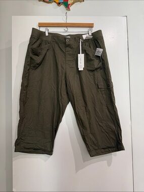 NWT Dash women’s  Cargo Shorts in Olive Green